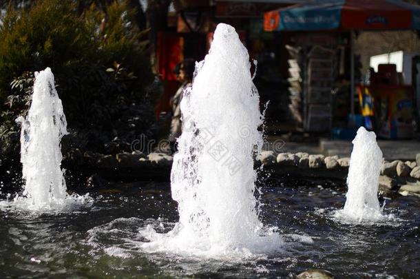 水池人造喷泉和全是泡沫的海域