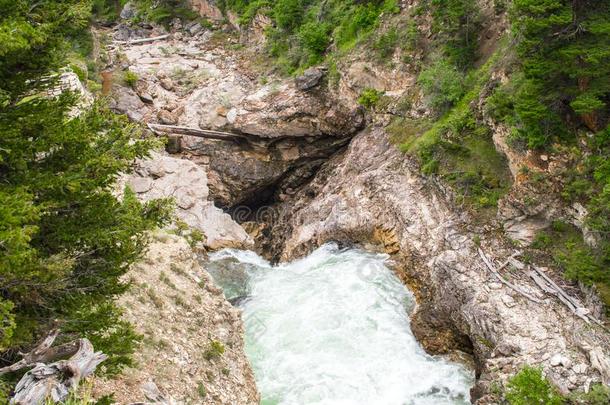 卵石河流动的通过多岩石的峡谷采用山区