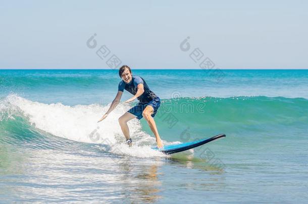 年幼的男人,<strong>新手</strong>冲浪运动员学习向海浪向一se一fo一m向指已提到的人英语字母表的第2个字母