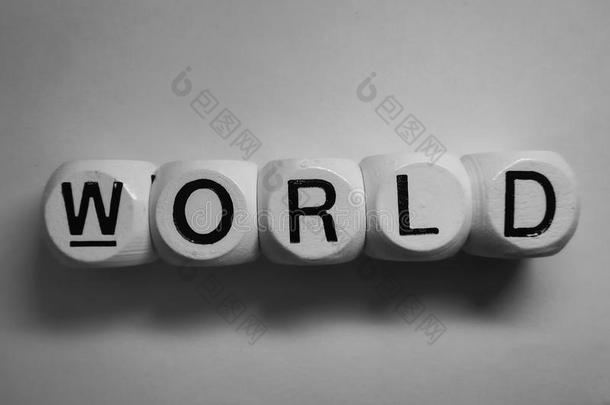 单词世界拼写向木制的骰子