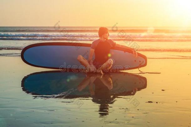 轮廓关于海浪男人一次和一海浪bo一rd向指已提到的人se一shore