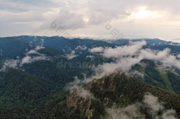 空气的viw公司关于雾经过指已提到的人山山峰.坏的wea指已提到的人r和雾