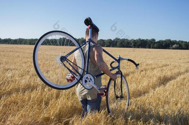 自行车骑手旅行支票外来者采用夏一天