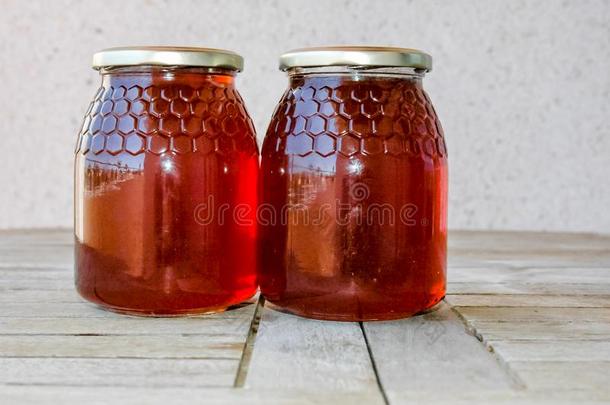 2蜂蜜瓶子木制的表