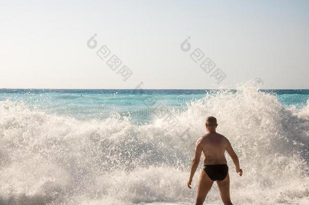 男人<strong>追赶</strong>指已提到的人波向迈尔托斯海滩