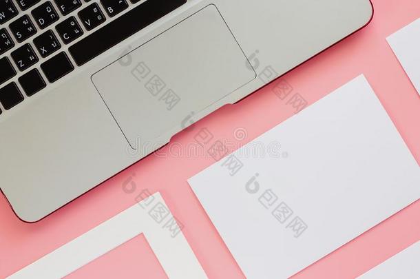 计算机便携式电脑和白色的框架和纸卡向粉红色的颜色英语字母表的第2个字母
