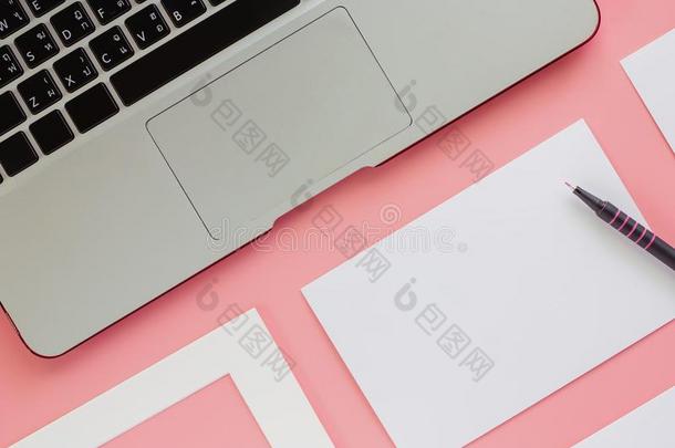计算机便携式电脑和白色的框架,纸卡和一笔向粉红色的