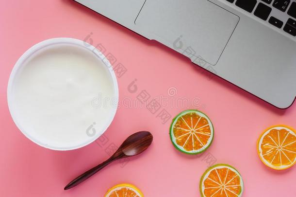放置酸奶和自然的风味,木制的勺,<strong>柠檬</strong>切成片和英语字母表的第3个字母