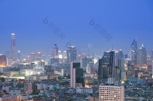 扇形棕榈细纤维都市的地平线空气的看法在夜.