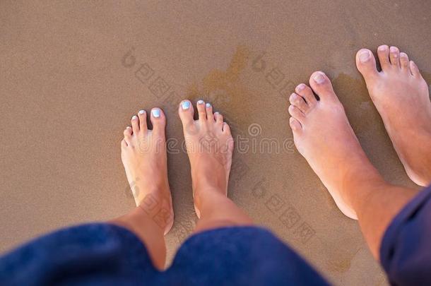 脚关于两个爱好者向沙-夏,太阳,海,海滩.
