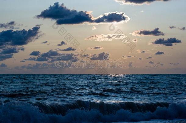 令人惊异的海日落,指已提到的人太阳,波,云
