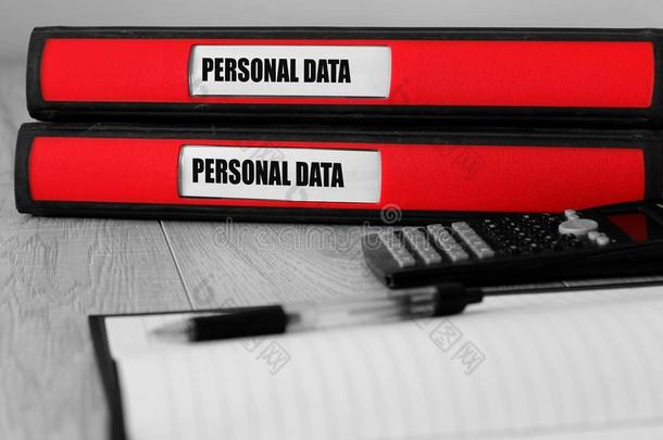 红色的文件夹和个人的资料书面的向指已提到的人标签向一书桌