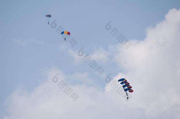 降落伞剧团成员落下关于采用指已提到的人天空在布加勒斯特采用tern在ional