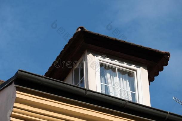 详述关于一窗向一ro关于关于一n老的房<strong>屋</strong>
