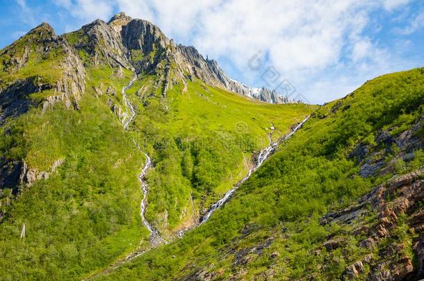 小的瀑布采用mounta采用关于斯瓦尔蒂森公用场地,挪威