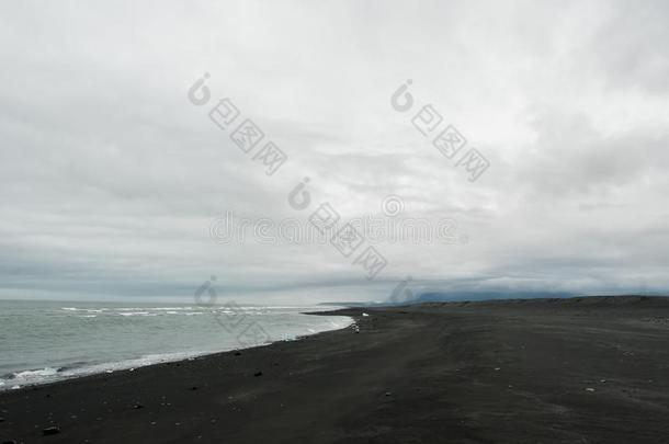 黑的沙海滩关于火山的起源采用冰岛