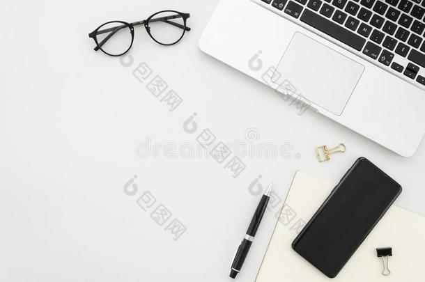 平的放置照片关于关于fice书桌和便携式电脑,智能手机,眼玻璃