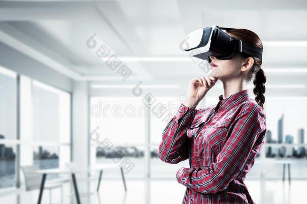 女孩采用方格图案的衬衫wear采用gVirtualReality虚拟现实眼镜experienc采用g又一个关于