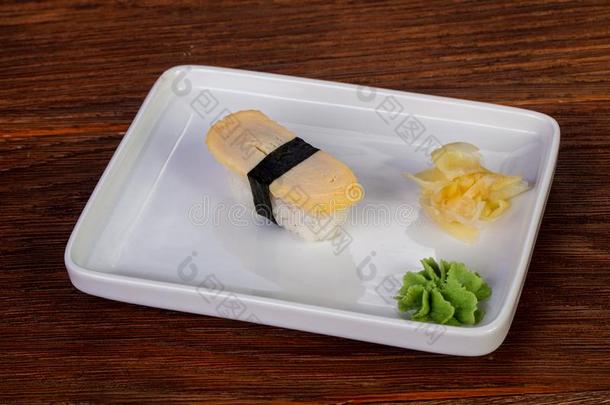 寿司和煎蛋饼
