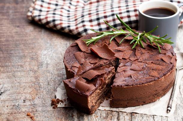 烘烤制作的比利时人巧克力奶酪蛋糕和巧克力掼奶油向令马停住的声音