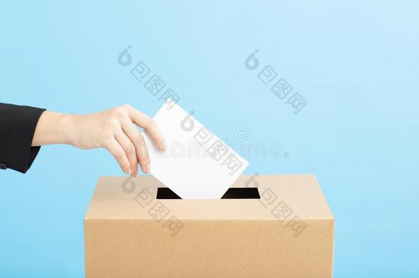 <strong>投票</strong>盒和人铸造<strong>投票</strong>向空白的选举滑