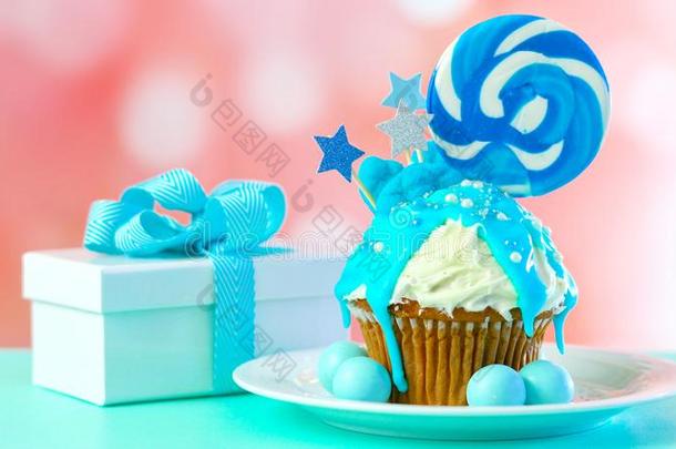 蓝色新奇纸杯蛋糕装饰和糖果和大大地棒糖.