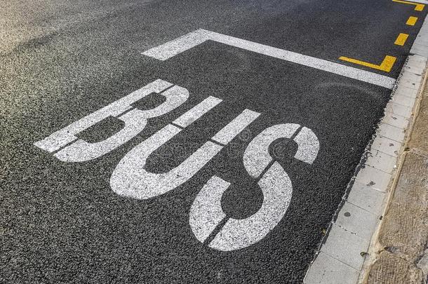 字体和白色的颜料指已提到的人公共汽车向指已提到的人人行道