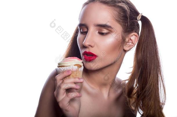 流行的黑头发的妇女女孩享有有<strong>滋味</strong>的纸杯蛋糕和乳霜.