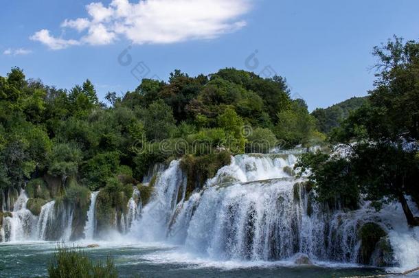 美丽的瀑布采用克尔卡河