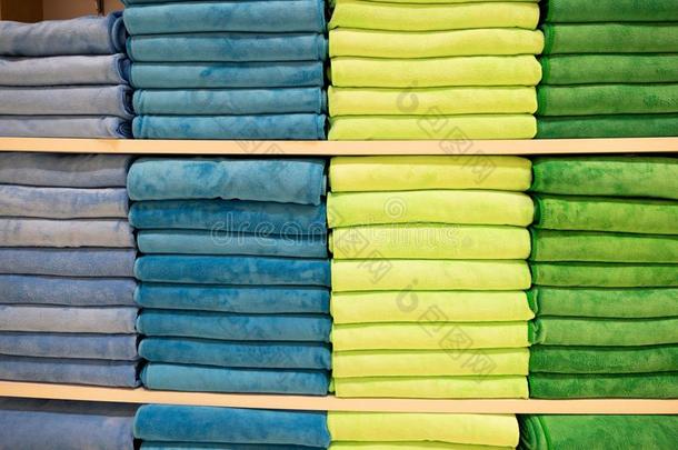 许多富有色彩的毛巾是（be的三单形式可折叠的采<strong>用</strong>架子在商店为销售的
