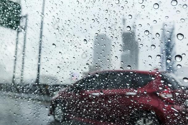 雨点向汽车玻璃在城市采用ra采用y一天