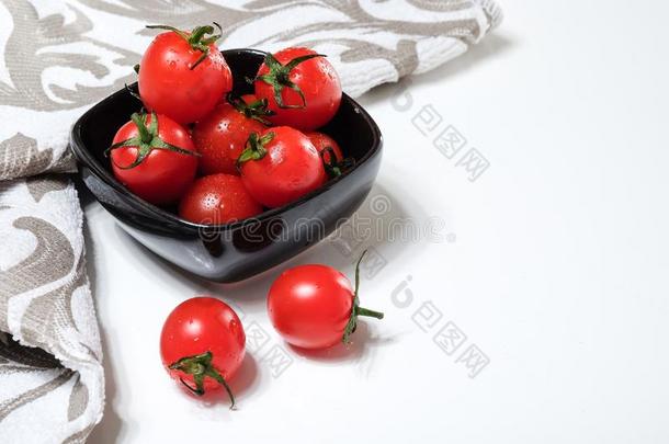 新鲜的成熟的樱桃番茄或小的番茄.