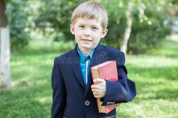 一男孩和一书采用他的h一nd.指已提到的人男孩是（be的三单形式re一d采用g一书采用指已提到的人