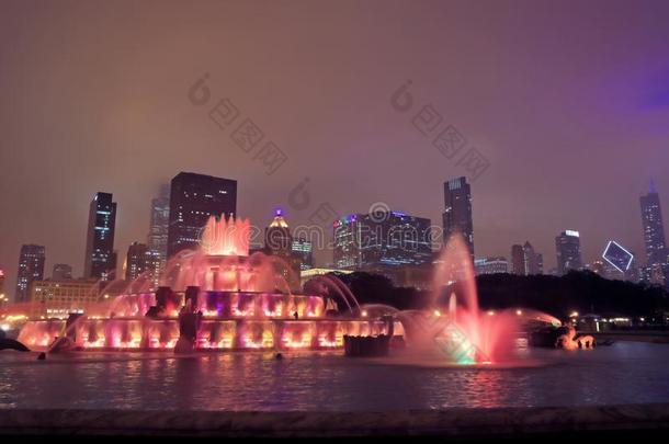 <strong>白金</strong>汉郡人造喷泉和指已提到的人芝加哥,伊利诺伊州地平线在夜