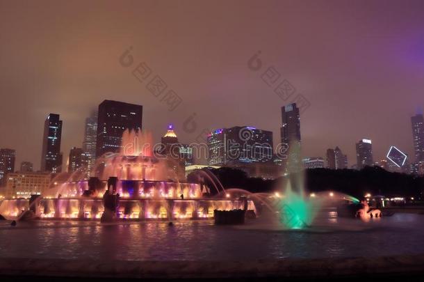 白金汉郡人造喷泉和指已提到的人芝加哥,伊利诺伊州地平线在夜