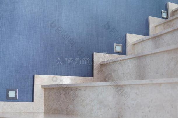 室内的大理石楼梯和蓝色壁纸背景和楼梯英语字母表的第12个字母