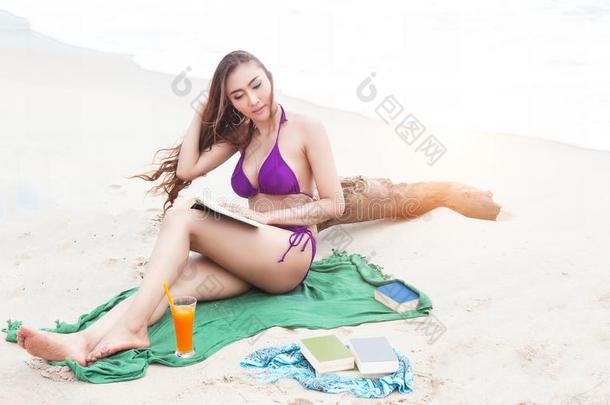 特写镜头指已提到的人<strong>女士</strong>和紫色的<strong>比基尼</strong>式游泳衣是（be的三单形式一次向指已提到的人海滩,贝西