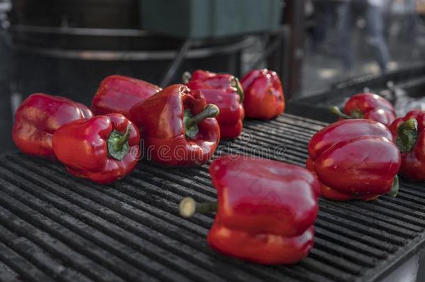 红色的甜的胡椒粉烹饪术向指已提到的人烧烤.健康的素食者餐.
