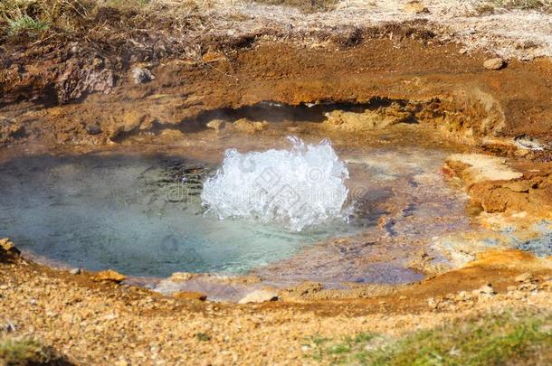 斯特罗库尔间歇泉喷发在指已提到的人间歇泉geo指已提到的人rmal公园采用冰兰