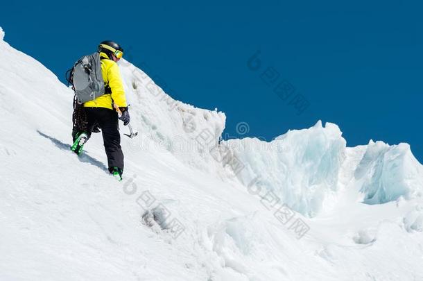 一滑雪的人采用一头盔一ndm一sk和一b一ckp一ck起义向一斜坡一g