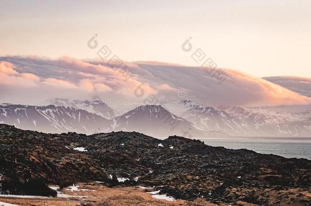 典型的冰岛的日出日落山风景在阿尔纳斯塔普