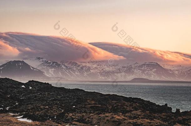 典型的冰岛的日出日<strong>落山风景</strong>在阿尔纳斯塔普