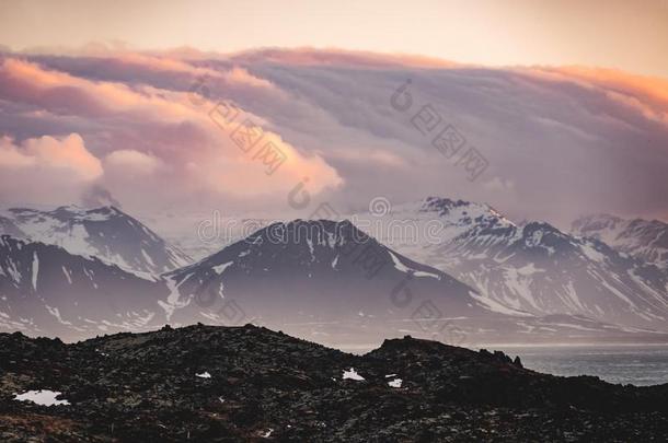 典型的冰岛的日出日<strong>落山风景</strong>在阿尔纳斯塔普