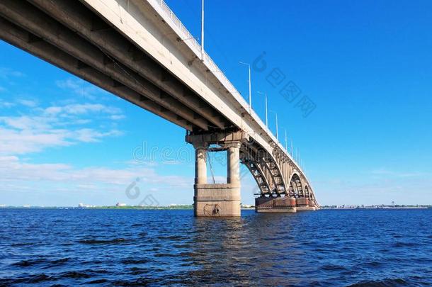 照片关于指已提到的人桥在之间指已提到的人城市关于萨拉托夫和恩格斯acre地产