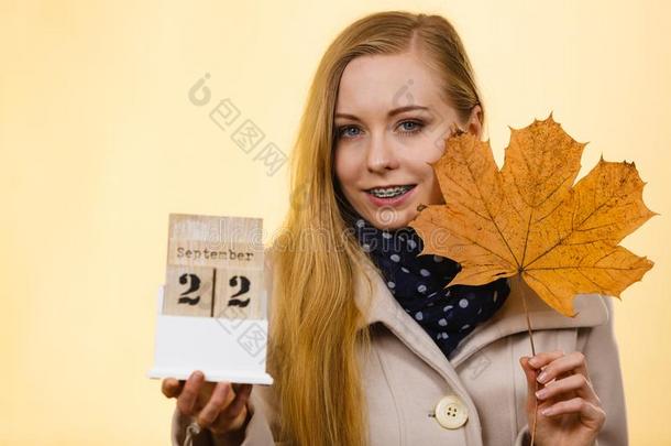 女人佃户租种的土地日历和第一秋一天