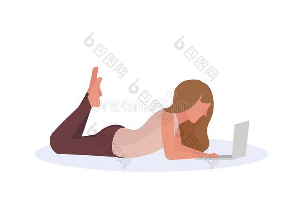 棕色的头发女人使用便携式电脑说谎使摆姿势隔离的姓名不详的一种新型的协调控制方案