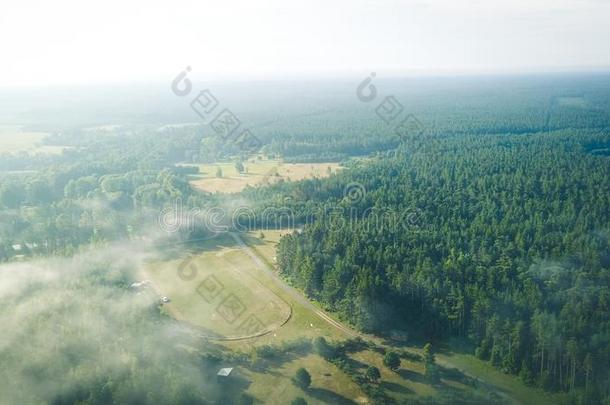 多雾的日出越过<strong>乡村小路</strong>空气的看法拉脱维亚