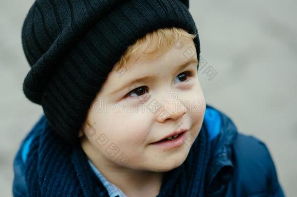 幸福的小孩.幸福的小孩采用秋帽子.小孩户外的和幸福的