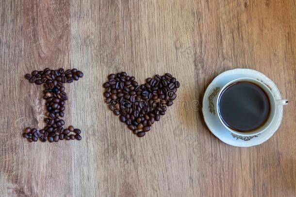 我爱咖啡豆书面的使用咖啡豆豆和一杯子关于咖啡豆