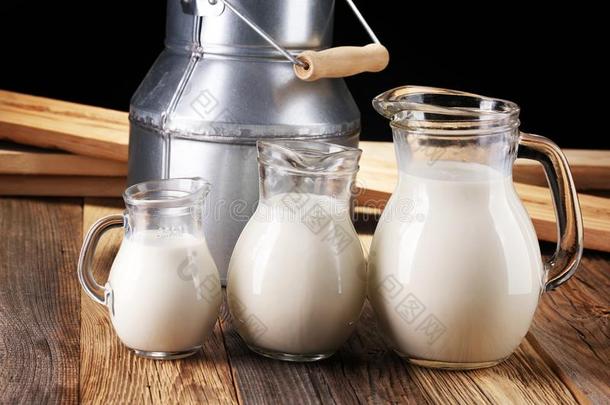 一n.大罐关于奶和玻璃关于奶向一木制的t一ble